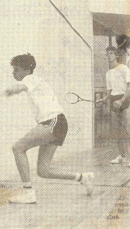 Beim Techniktraining in der Squash-Corner