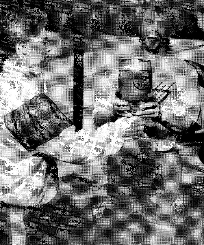 Eins Prost auf den Sieg: Die beiden A-Klasse-Sieger Adamaschek und Dierkes
