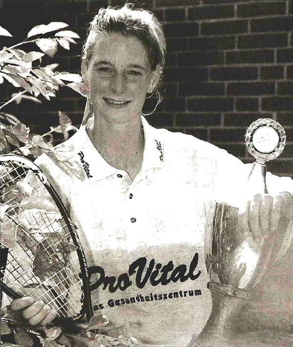 Tanja Scheer hat sich den Siegerpokal bei den MS-Open redlich verdient Tanja Scheer hat sich den Siegerpokal bei den MS-Open redlich verdient