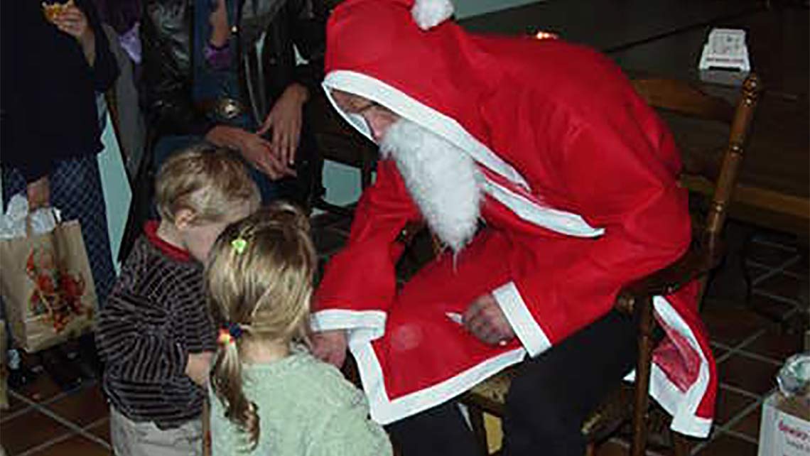 Nikolaus überrascht Kinder im Sport-Center Borkstrasse