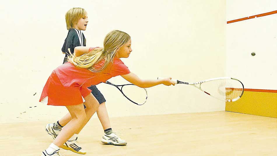 Die neunjährige Saskia und ihr elfjähriger Bruder Timo beim Squashtraining Die neunjährige Saskia und ihr elfjähriger Bruder Timo beim Squashtraining