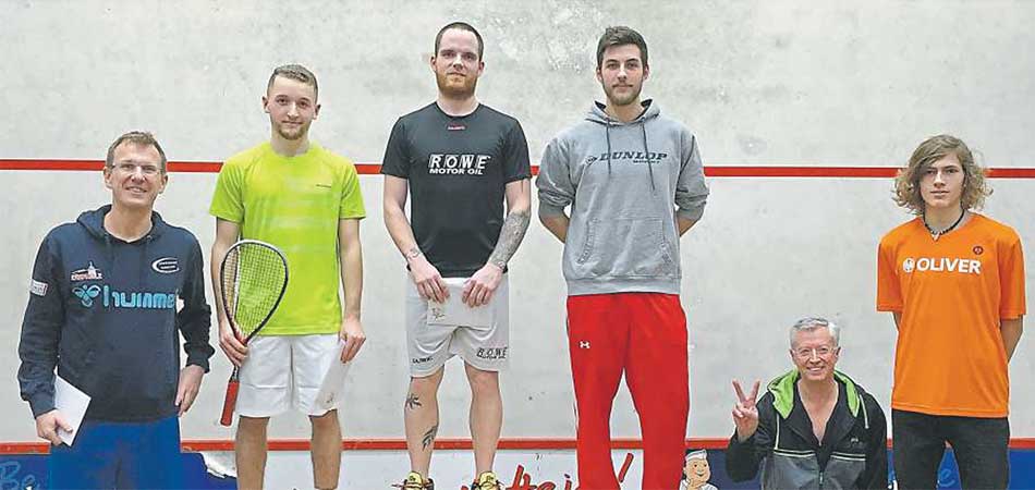 Die Gewinner der Hasberger Squash-Open strahlten bei der Siegerehrung um die Wette