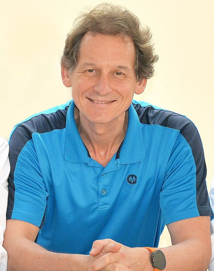 Ralf Brandt ist Sportwissenschaftler, Lehrbeauftragter und Diplom-Trainer Ralf Brandt ist Sportwissenschaftler, Lehrbeauftragter und Diplom-Trainer